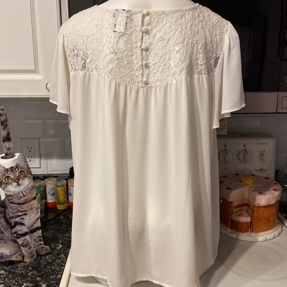 X womens Torrid solid off white short sleeve regular size blouse size 2 - Picture 3 of 4